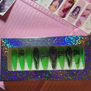 Street style press-on nails. Today’s trending style, easy to put on and remove.